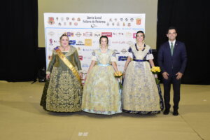 Sagredo con las Falleras Mayores de Paterna 2024-2025 y la presidenta de la Junta Local Fallera